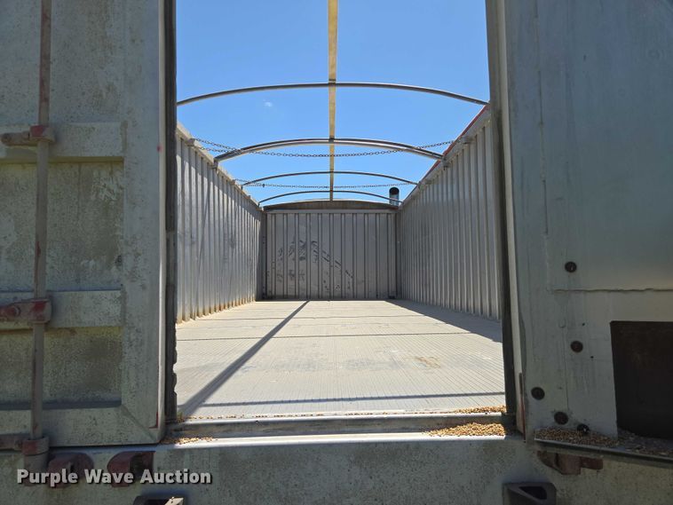 image for item EN8311 2008 Peterbilt 384 grain truck