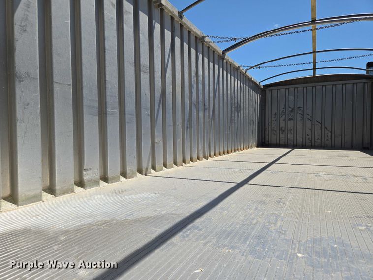 image for item EN8311 2008 Peterbilt 384 grain truck