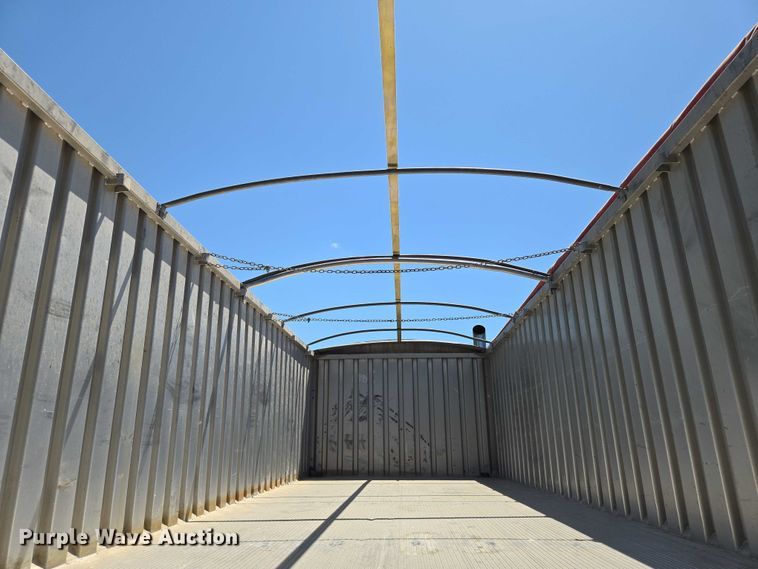 image for item EN8311 2008 Peterbilt 384 grain truck