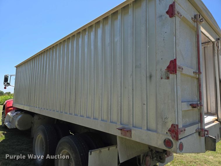 image for item EN8311 2008 Peterbilt 384 grain truck