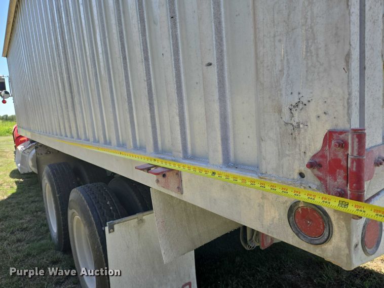 image for item EN8311 2008 Peterbilt 384 grain truck