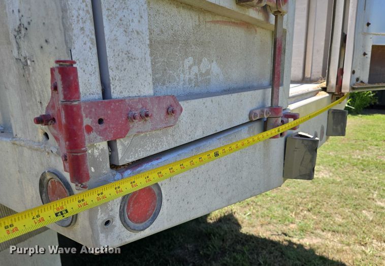 image for item EN8311 2008 Peterbilt 384 grain truck