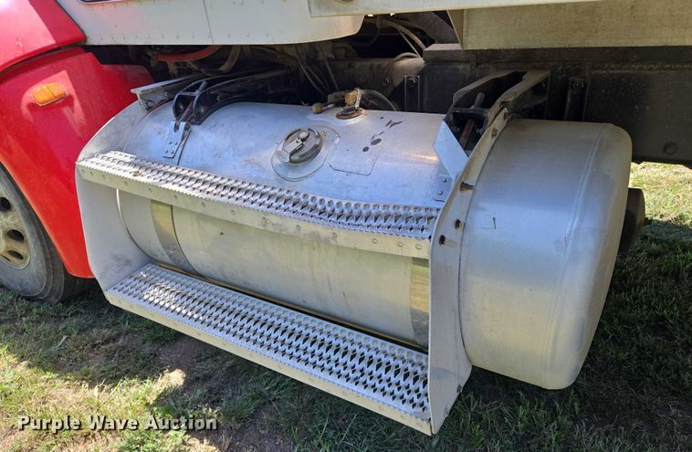 image for item EN8311 2008 Peterbilt 384 grain truck