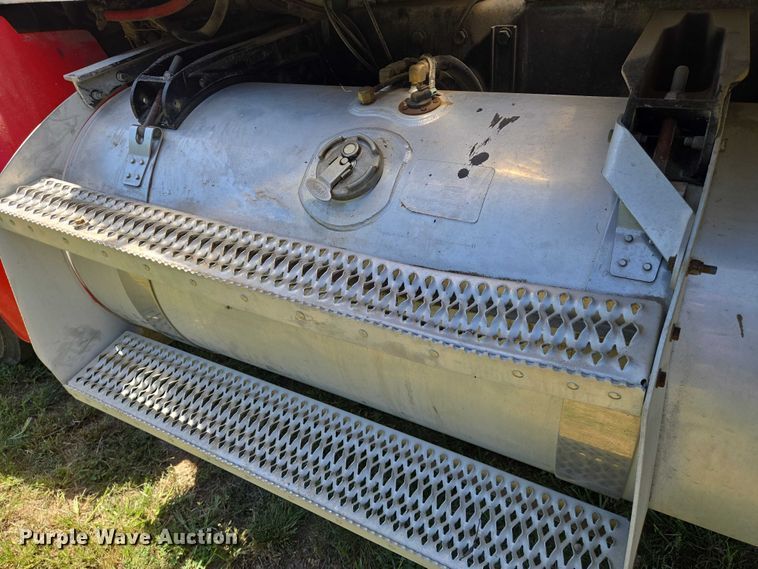 image for item EN8311 2008 Peterbilt 384 grain truck