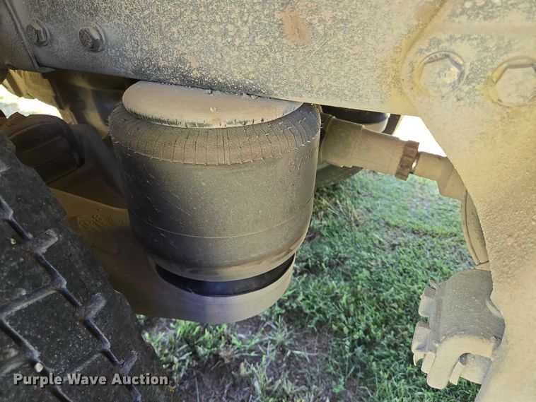 image for item EN8311 2008 Peterbilt 384 grain truck