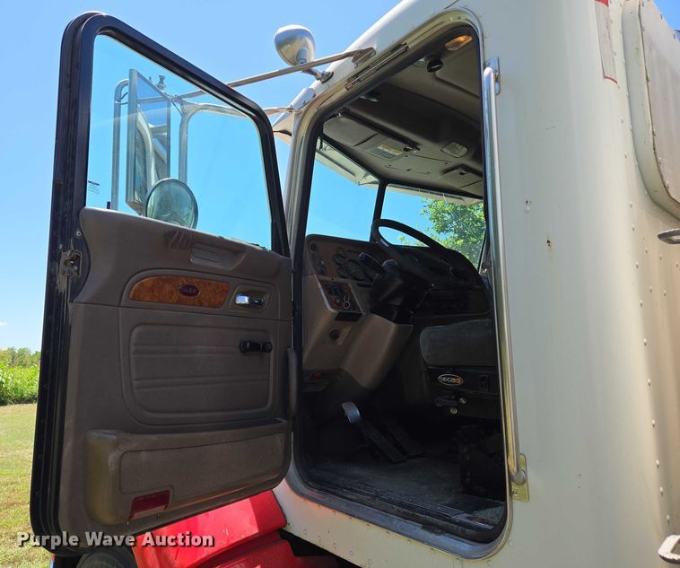image for item EN8311 2008 Peterbilt 384 grain truck