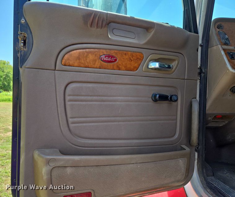 image for item EN8311 2008 Peterbilt 384 grain truck