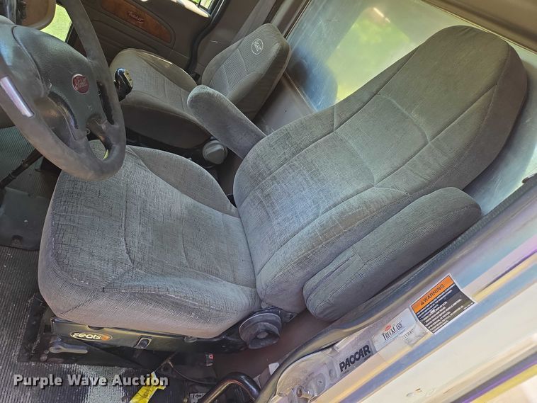 image for item EN8311 2008 Peterbilt 384 grain truck