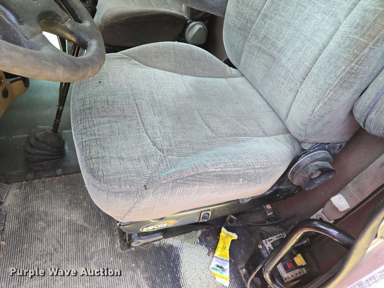 image for item EN8311 2008 Peterbilt 384 grain truck