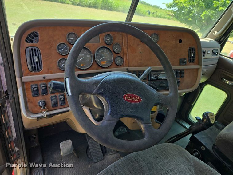 image for item EN8311 2008 Peterbilt 384 grain truck