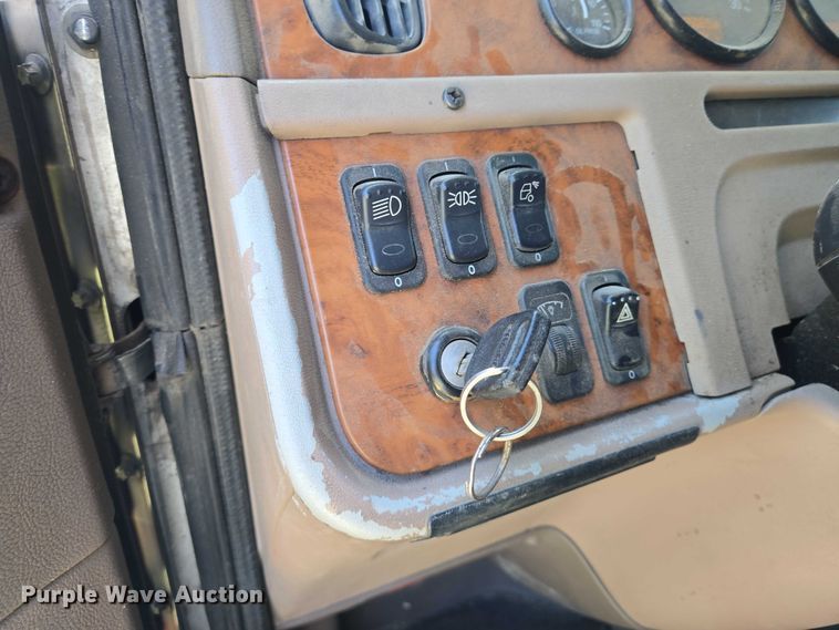 image for item EN8311 2008 Peterbilt 384 grain truck