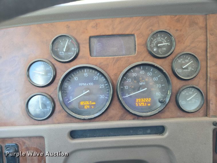 image for item EN8311 2008 Peterbilt 384 grain truck