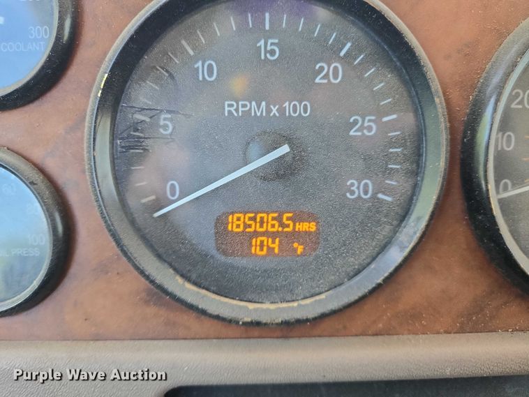 image for item EN8311 2008 Peterbilt 384 grain truck