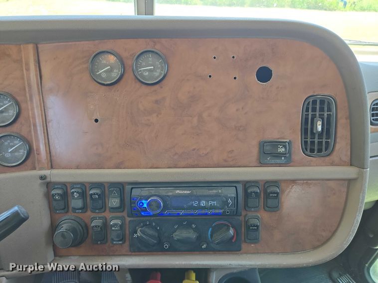 image for item EN8311 2008 Peterbilt 384 grain truck