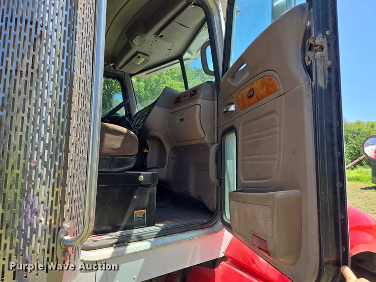 image for item EN8311 2008 Peterbilt 384 grain truck