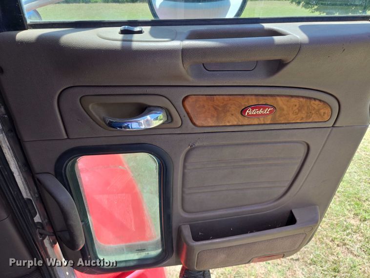 image for item EN8311 2008 Peterbilt 384 grain truck