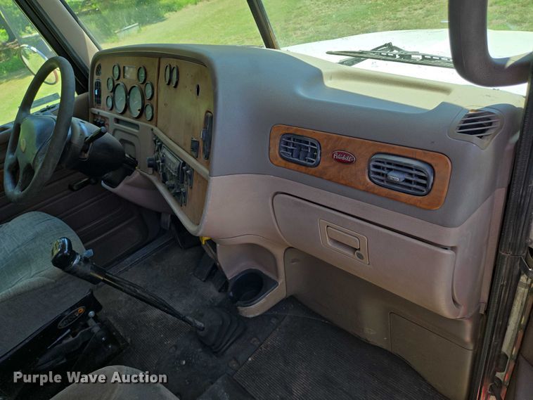 image for item EN8311 2008 Peterbilt 384 grain truck