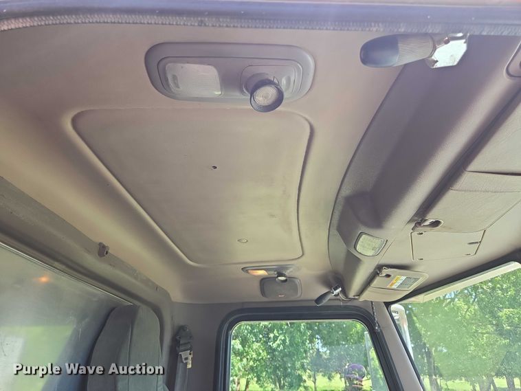 image for item EN8311 2008 Peterbilt 384 grain truck