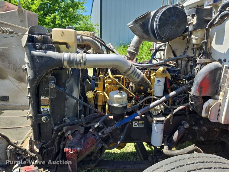 image for item EN8311 2008 Peterbilt 384 grain truck