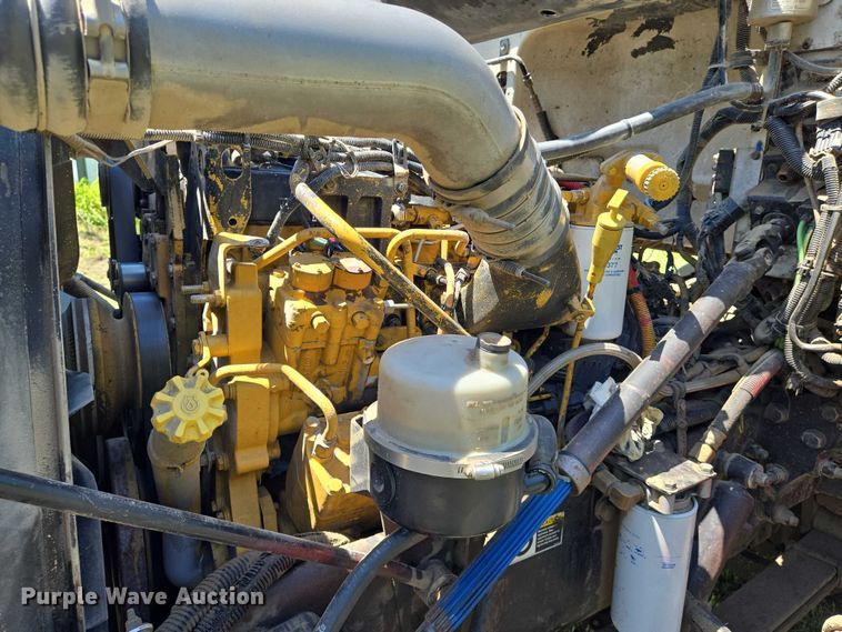 image for item EN8311 2008 Peterbilt 384 grain truck