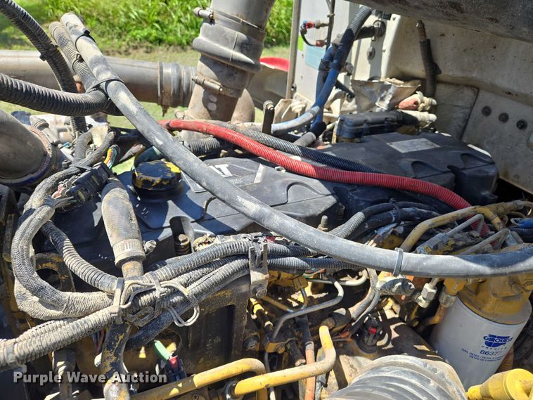 image for item EN8311 2008 Peterbilt 384 grain truck