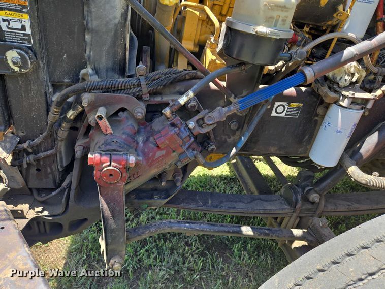 image for item EN8311 2008 Peterbilt 384 grain truck