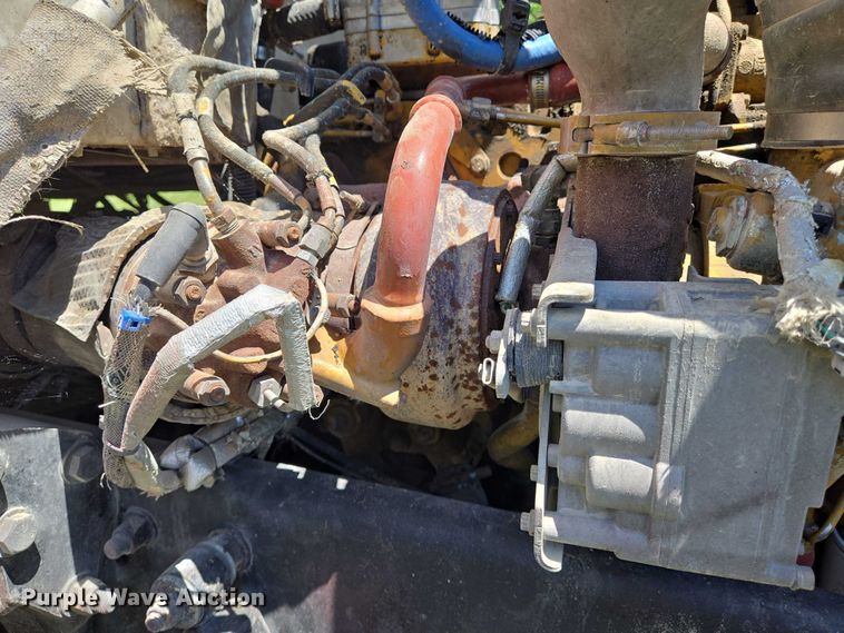 image for item EN8311 2008 Peterbilt 384 grain truck