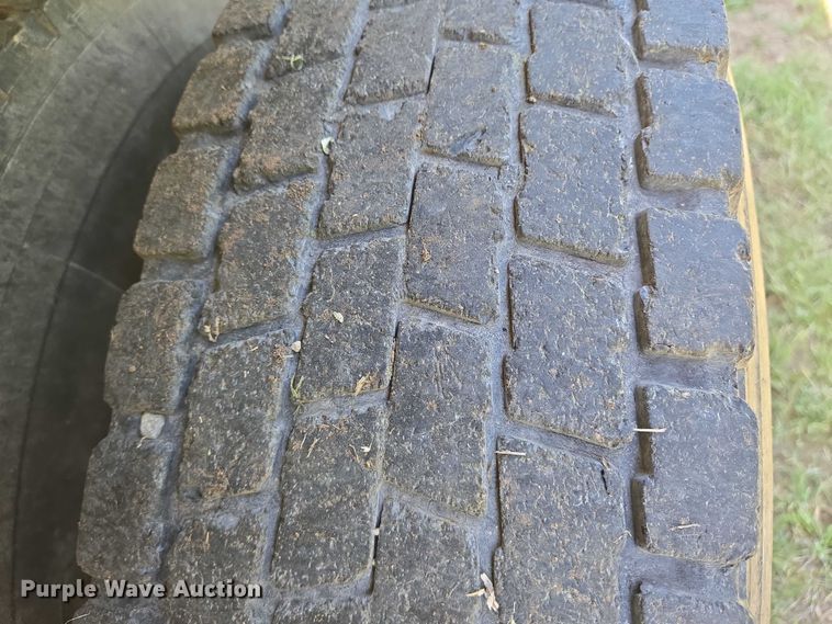 image for item EN8311 2008 Peterbilt 384 grain truck