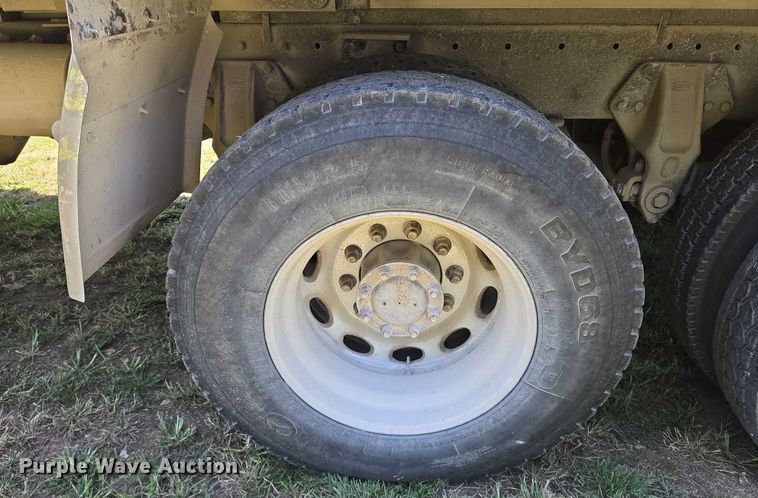 image for item EN8311 2008 Peterbilt 384 grain truck