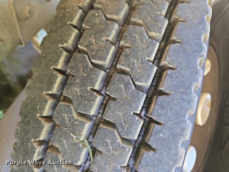 image for item EN8311 2008 Peterbilt 384 grain truck