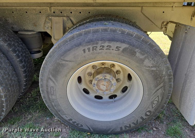 image for item EN8311 2008 Peterbilt 384 grain truck