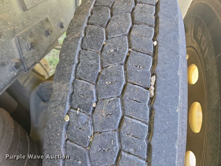 image for item EN8311 2008 Peterbilt 384 grain truck