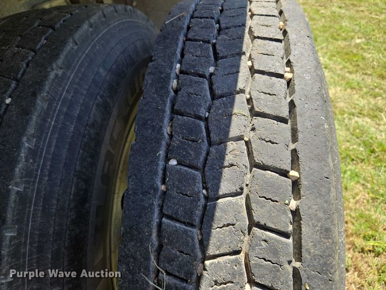 image for item EN8311 2008 Peterbilt 384 grain truck