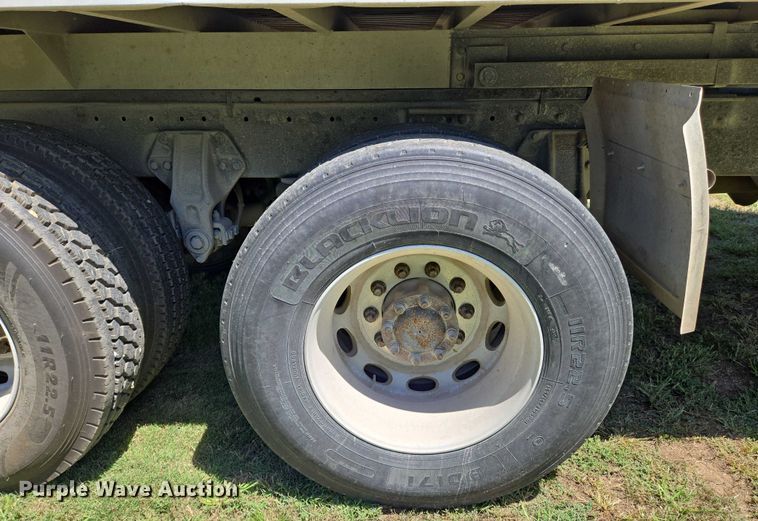 image for item EN8311 2008 Peterbilt 384 grain truck