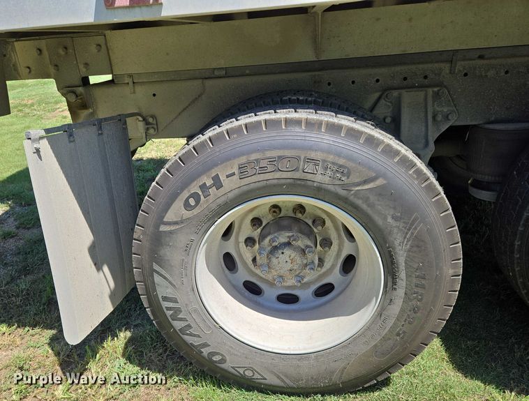 image for item EN8311 2008 Peterbilt 384 grain truck