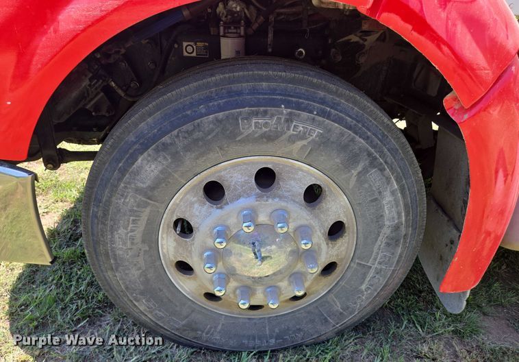 image for item EN8311 2008 Peterbilt 384 grain truck