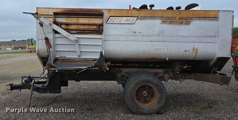 image for item EO1531 Roto-Mix 300-14 feed mixer