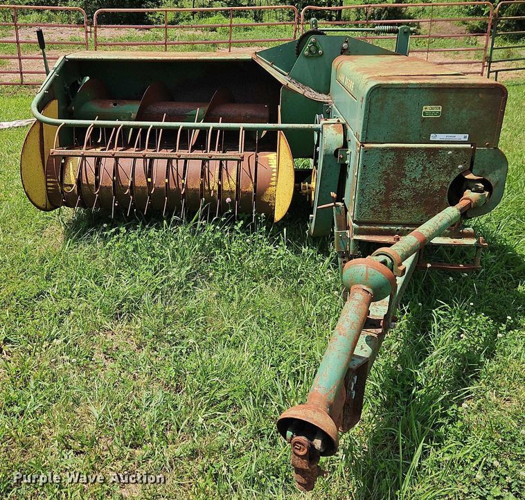 image for item EO4528 John Deere 224T small square baler