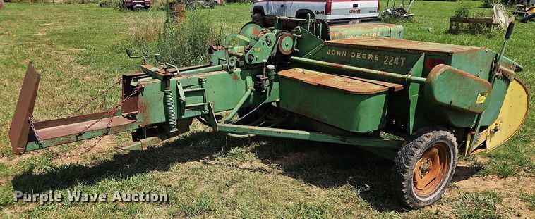image for item EO4528 John Deere 224T small square baler