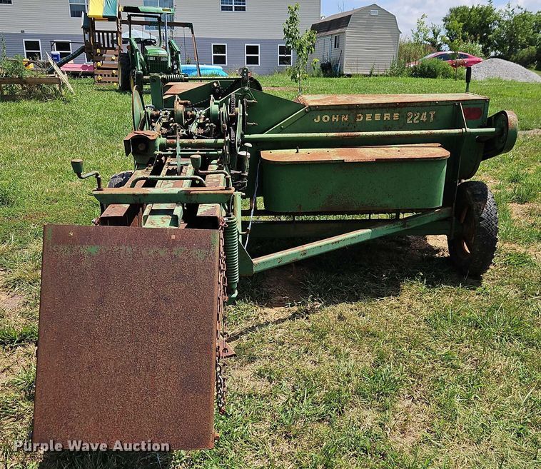 image for item EO4528 John Deere 224T small square baler