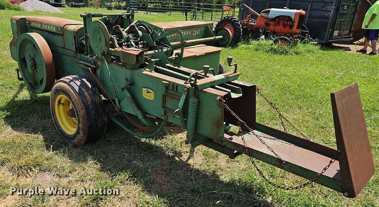 image for item EO4528 John Deere 224T small square baler
