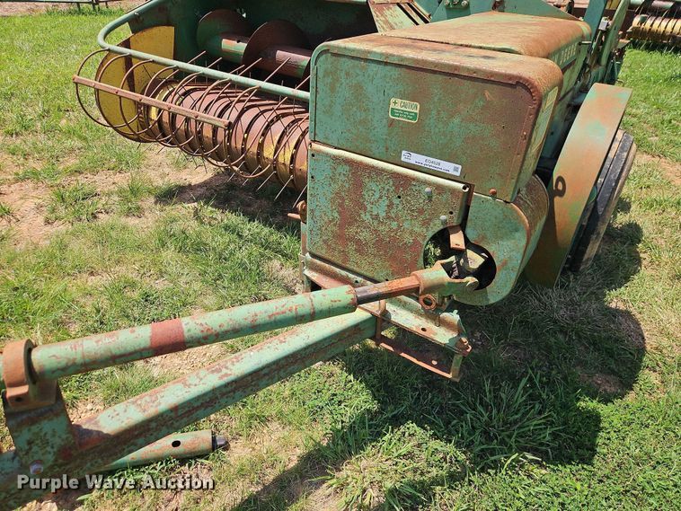 image for item EO4528 John Deere 224T small square baler