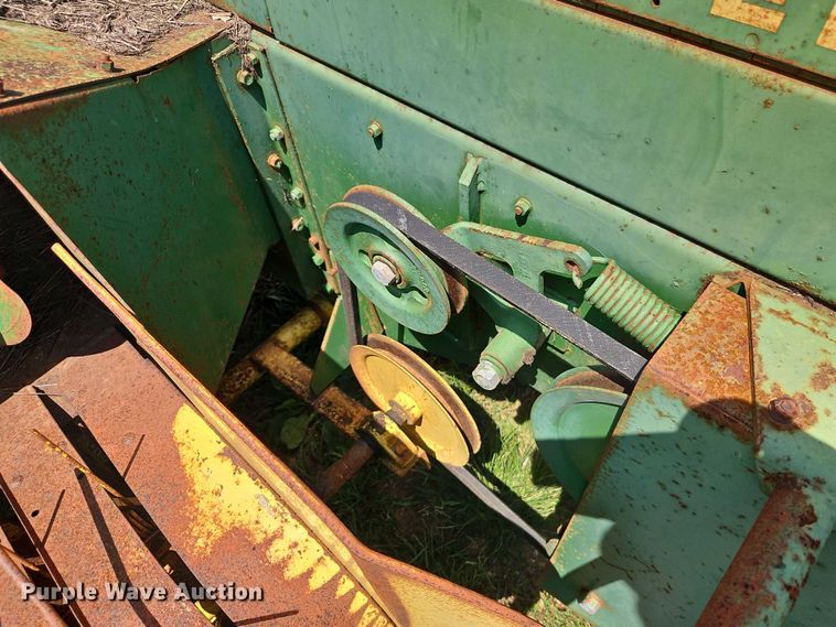 image for item EO4528 John Deere 224T small square baler
