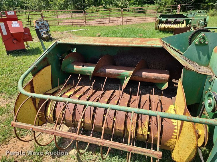 image for item EO4528 John Deere 224T small square baler