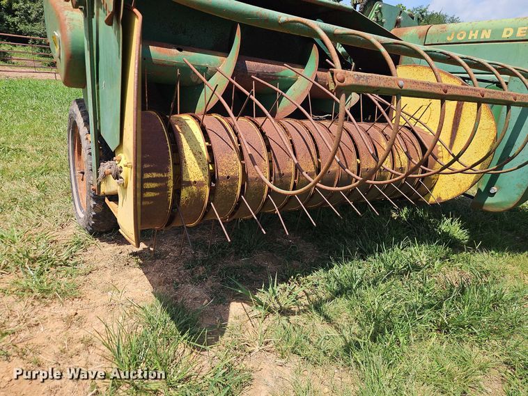 image for item EO4528 John Deere 224T small square baler