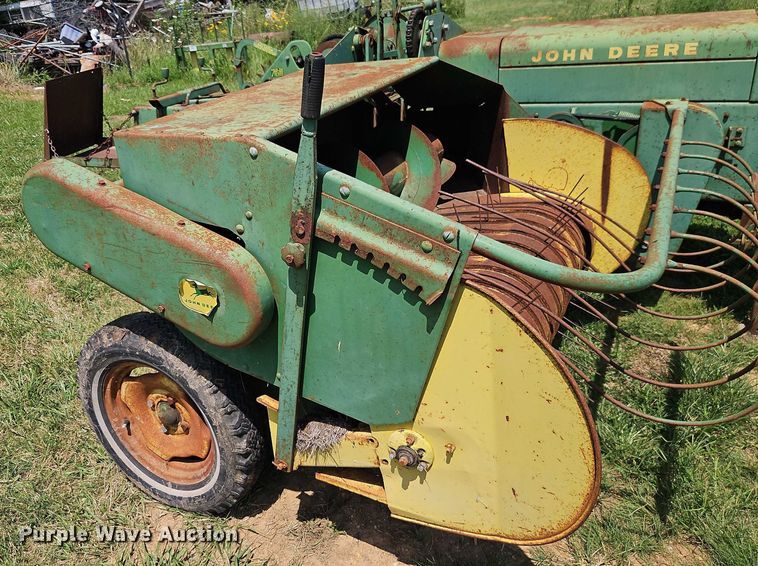 image for item EO4528 John Deere 224T small square baler