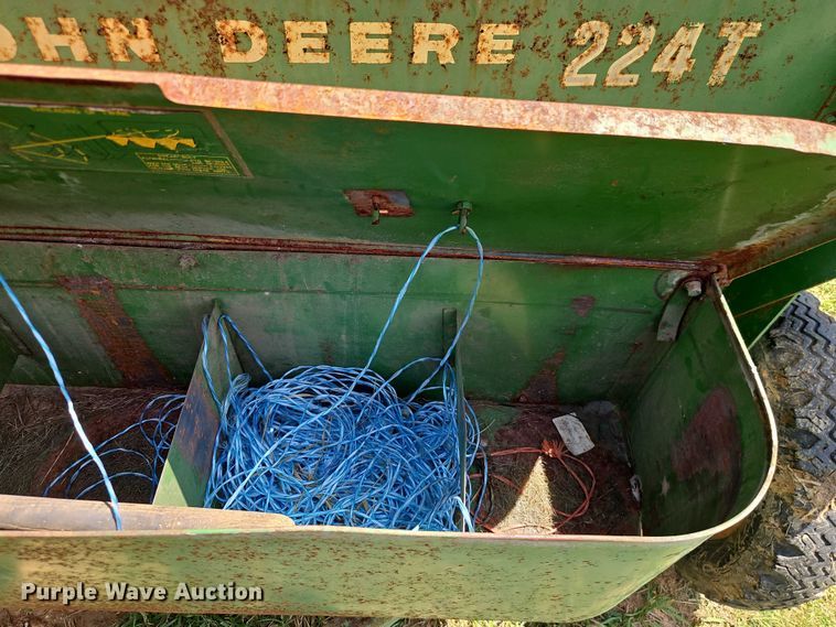 image for item EO4528 John Deere 224T small square baler