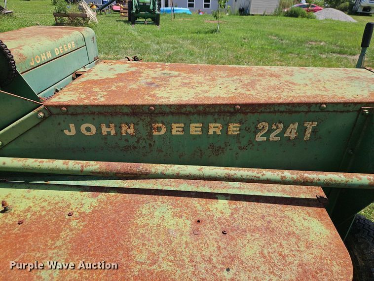 image for item EO4528 John Deere 224T small square baler