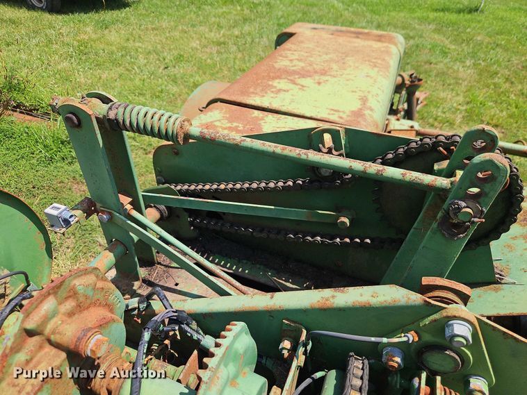 image for item EO4528 John Deere 224T small square baler