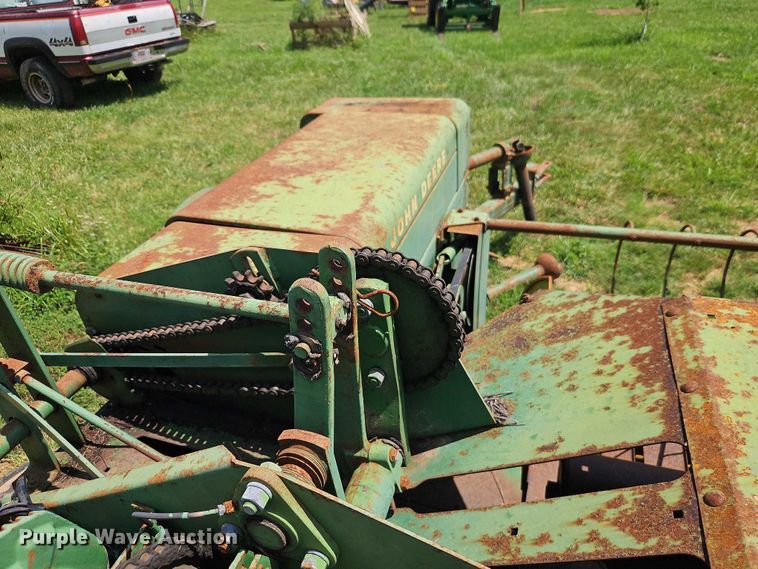 image for item EO4528 John Deere 224T small square baler